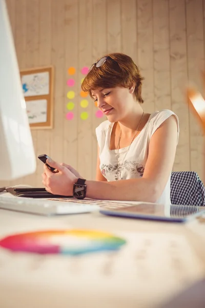 Casual zakenvrouw gebruikend haar smartphone — Stockfoto