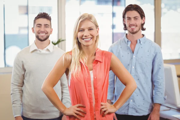 Zakenvrouw permanent met mannelijke collega 's — Stockfoto