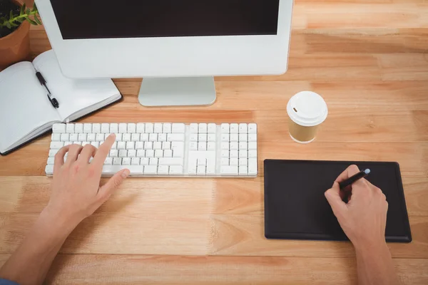 Man using graphics tablet — Stock Photo, Image