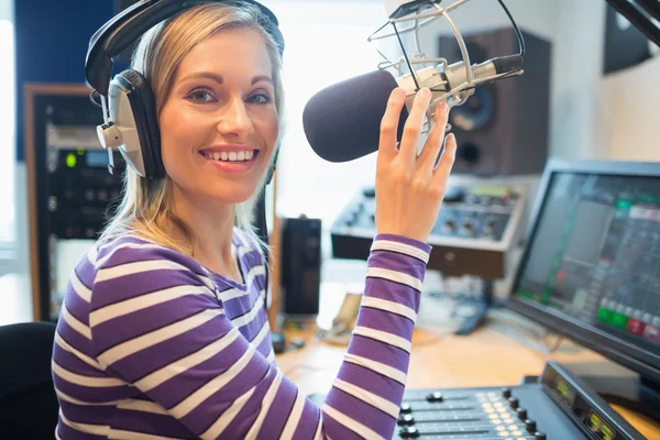 Glückliche junge Radiomoderatorin sendet im Studio — Stockfoto