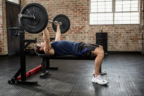 Πλάγια όψη ενός ανθρώπου άρση της barbell — Φωτογραφία Αρχείου