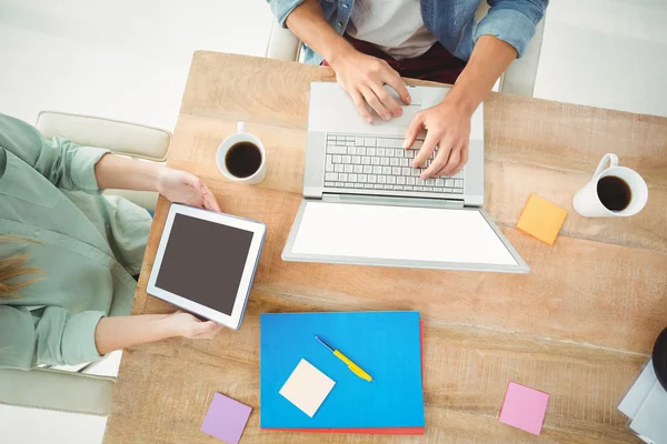 Bovenaanzicht van man en vrouw met digitale Tablet PC — Stockfoto