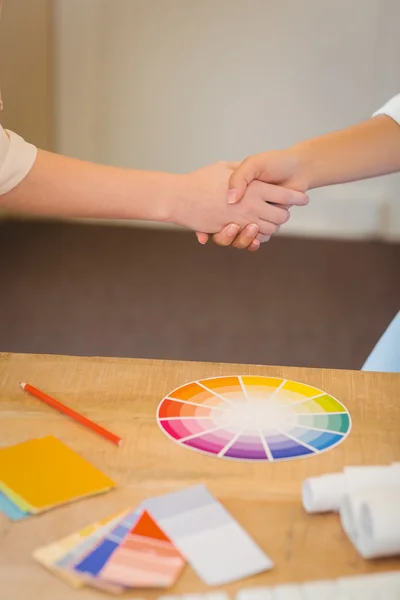 Clienti che stringono la mano alla donna d'affari in carica — Foto Stock