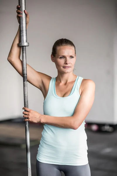 Portret van mooie fit vrouw met barbell — Stockfoto
