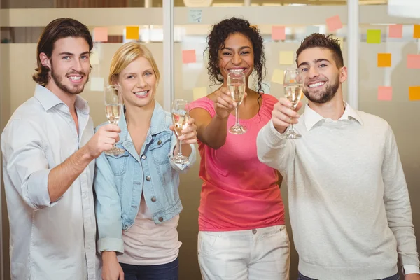 Tevreden collega's houden champagne fluit in partij — Stockfoto
