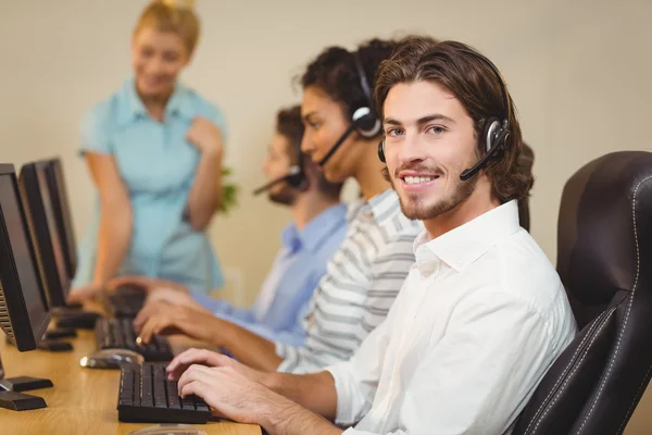 Smiling male employee with coworkers — Stock Photo, Image