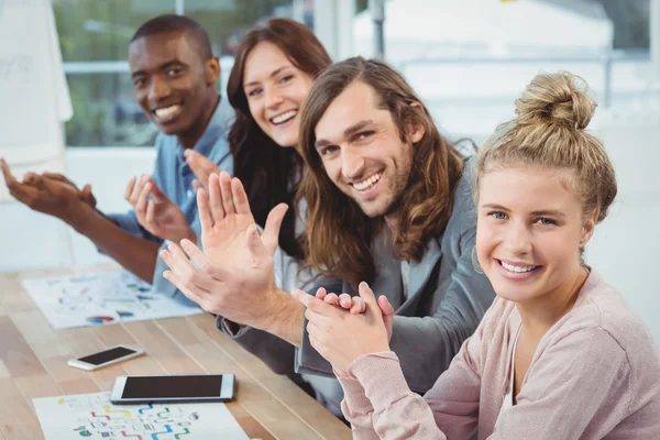 Retrato de alto ángulo de gente de negocios sonriente — Foto de Stock