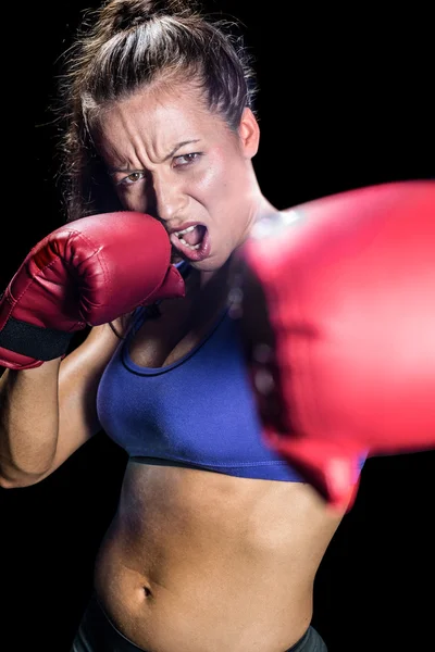 Pugile femminile aggressivo con posizione di combattimento — Foto Stock