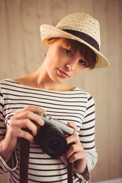 Mulher bonita fotografar com câmera — Fotografia de Stock