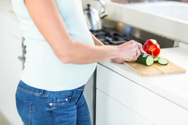 Midsection of woman cutting vegetables — Stock Photo, Image