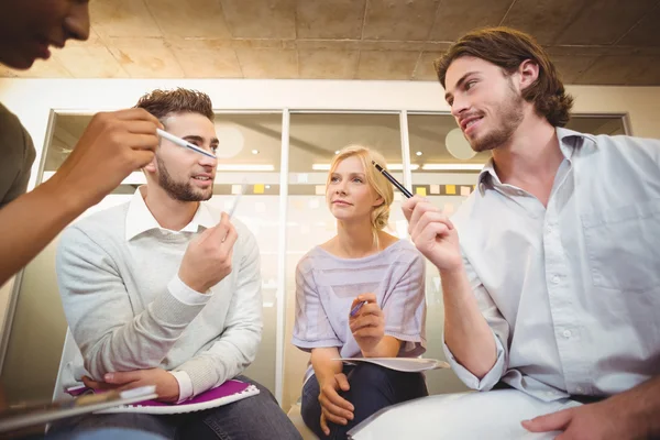 Colleghi che interagiscono tra loro — Foto Stock