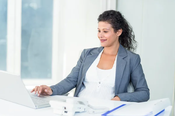 Embarazada mujer de negocios trabajando en la computadora — Foto de Stock