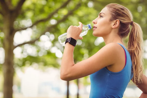 Jogger donna acqua potabile nel parco — Foto Stock