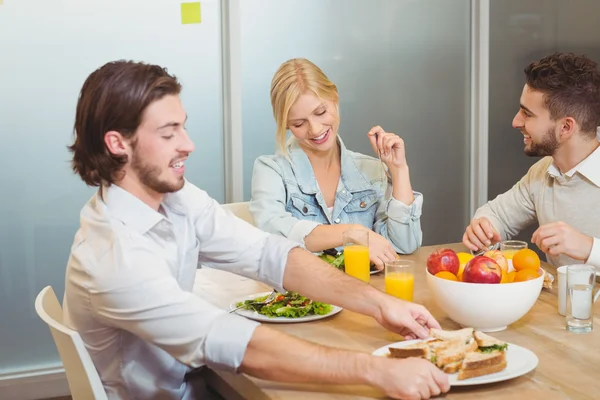 Geschäftsmann hält Teller mit Sandwich — Stockfoto