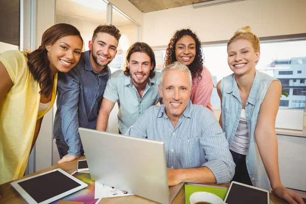 Portret van mensen uit het bedrijfsleven vertrouwen met technologieën — Stockfoto