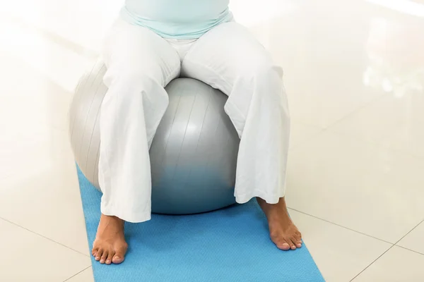 Mulher grávida sentada na bola de exercício — Fotografia de Stock