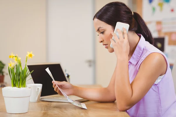 Businesswoman looking at document — Stock Photo, Image