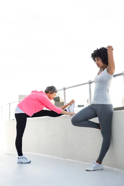 Volle Länge der Frauen Stretching — Stockfoto