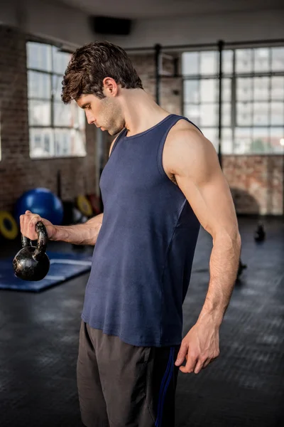Muskulöser Mann beim Anheben der Kettlebell — Stockfoto