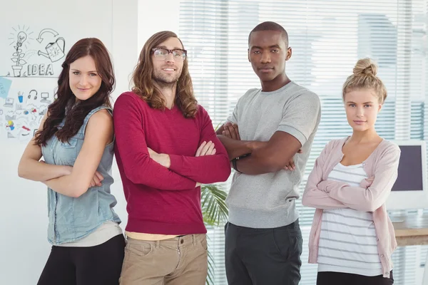 Portret van zakelijke team met gekruiste armen — Stockfoto
