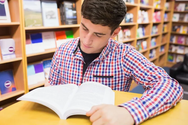 Joven leyendo libro — Foto de Stock