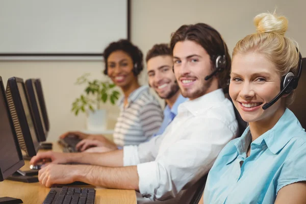 Portret van lachende mensen uit het bedrijfsleven in callcenter — Stockfoto