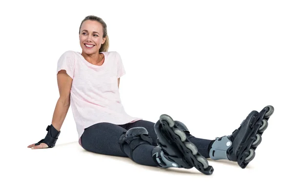 Gelukkig vrouwelijke inline schaatser ontspannen — Stockfoto