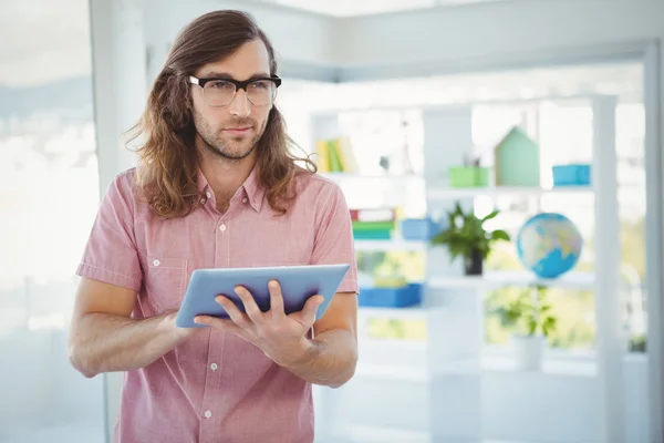 Pewni hipster za pomocą cyfrowego tabletu — Zdjęcie stockowe