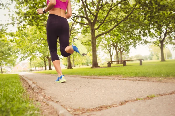 Sección baja de la mujer en el parque — Foto de Stock