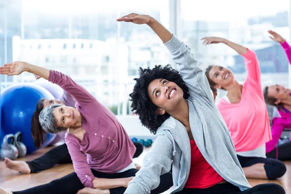Mulheres felizes exercitando-se enquanto braços erguidos — Fotografia de Stock