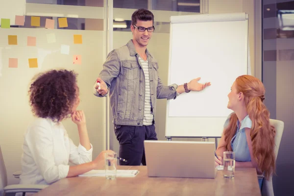 Zakenman uitleggen vrouwelijke collega 's — Stockfoto