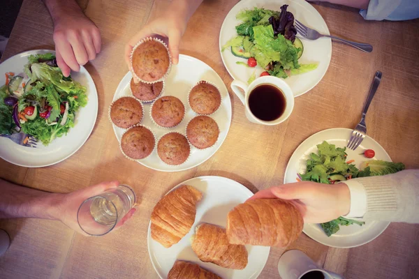 Les gens d'affaires ayant des gâteaux et du pain avec salade — Photo