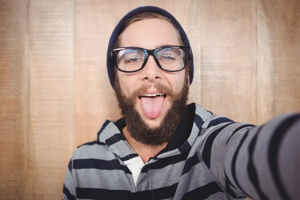 Retrato de hipster feliz sobresaliendo de la lengua — Foto de Stock