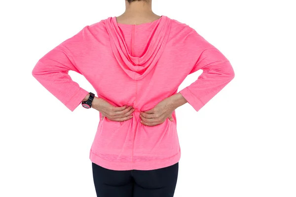 Reife Frau in Sportbekleidung massiert Rücken — Stockfoto
