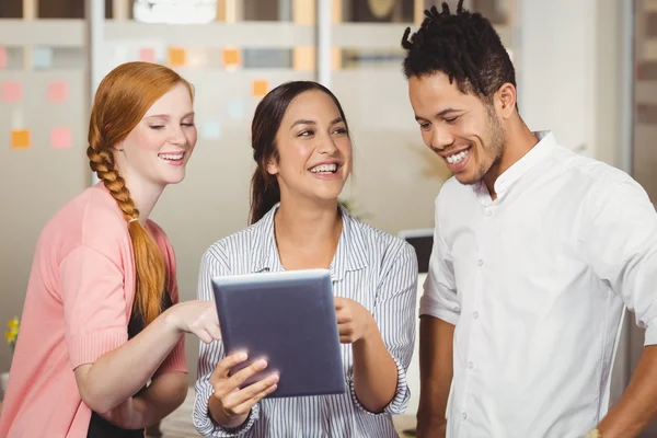 Collega's lachen en kijken naar Tablet PC — Stockfoto