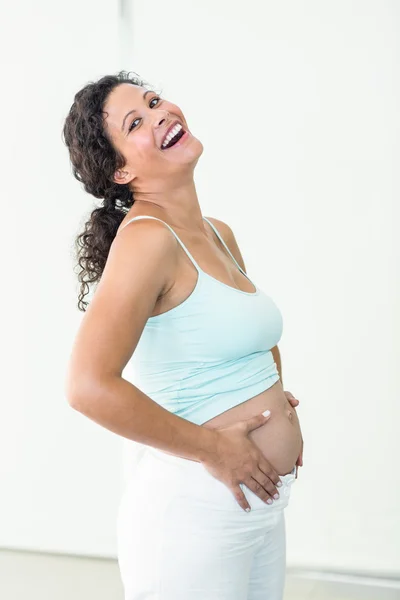 Glücklich schwangere Frau berührt ihren Bauch — Stockfoto