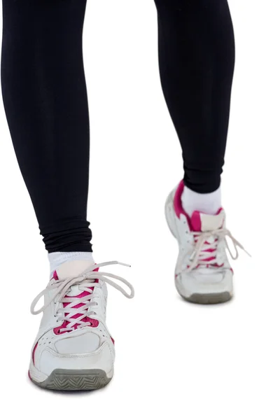 Sección baja de la mujer que usa zapatos deportivos —  Fotos de Stock