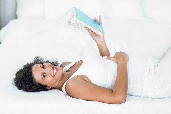 Retrato de mulher grávida sorrindo livro de leitura — Fotografia de Stock