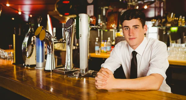 Jistý muž barman sedí u baru — Stock fotografie