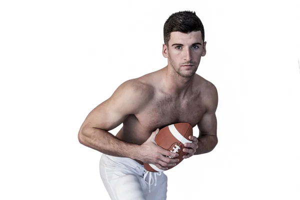 Portre gömleksiz rugby oyuncusu topu ile poz — Stok fotoğraf
