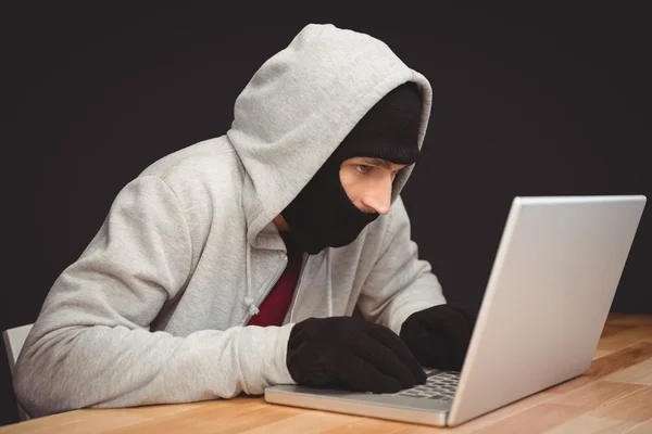 Haker za pomocą laptopa — Zdjęcie stockowe