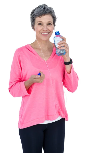 Portret van gelukkig volwassen vrouw drinkwater — Stockfoto