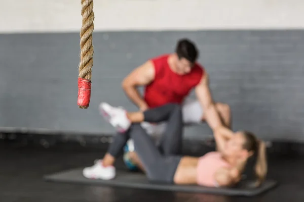 Casal muscular fazendo exercícios abdominais — Fotografia de Stock