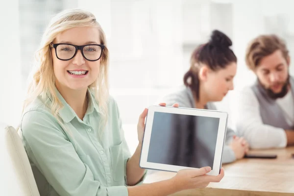 Portret kobiety uśmiechający się noszenie okularów Wyświetlono cyfrowy Karta — Zdjęcie stockowe