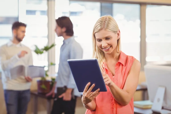Glimlachende zakenvrouw digitale Pc gebruiken in office — Stockfoto