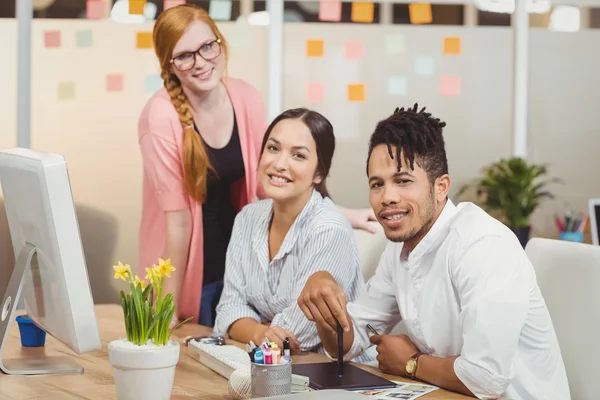 Portrait of smiling businessman with female colleagues — Stock Photo, Image