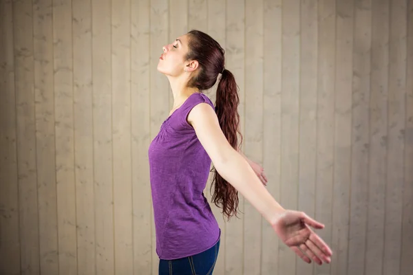 Vista lateral de la mujer con los brazos extendidos y los ojos cerrados — Foto de Stock