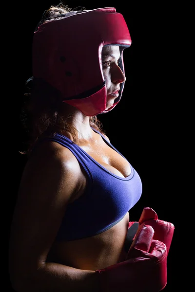 Vista lateral del boxeador femenino con casco y guantes —  Fotos de Stock