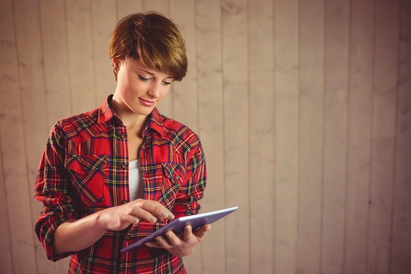 Mujer bastante joven usando tableta — Foto de Stock