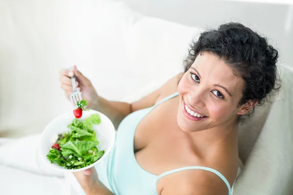 Portrait of happy woman eating salad — Stock Photo, Image